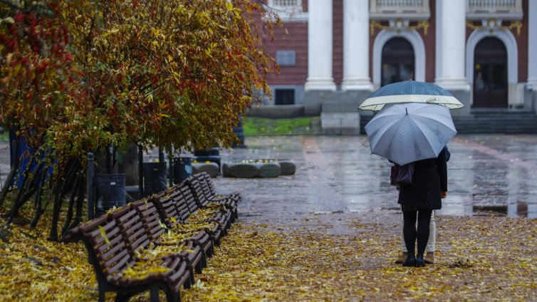 Времето днес: Облачно, на места ще превали
