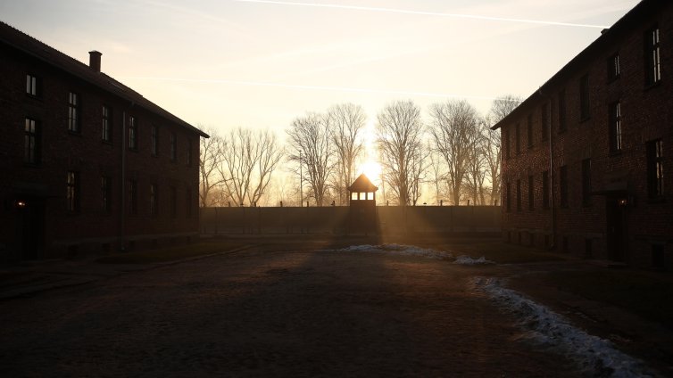 Защо туристи посещават места на зверства?