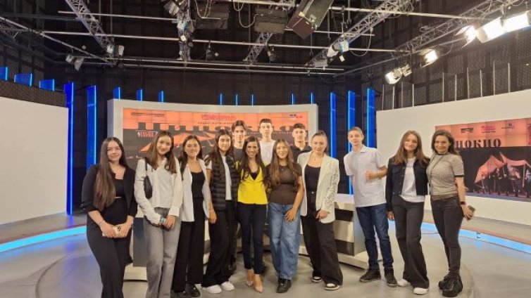 Как се правят новините? Гимназисти влязоха в новинарския свят на Bulgaria ON AIR и Bloomberg TV Bulgaria