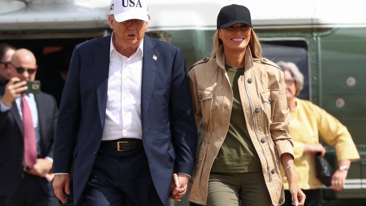 Мелания търси доброволци, които да помагат за декорациите в Белия дом 