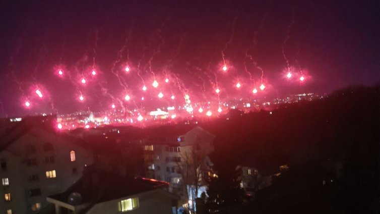 Eфектна заря или сигнални ракети стресираха софиянци снощи? ВИДЕО