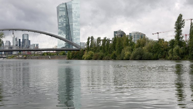 Един загинал и един ранен, след като кола с петима тийнейджъри падна в река Майн 