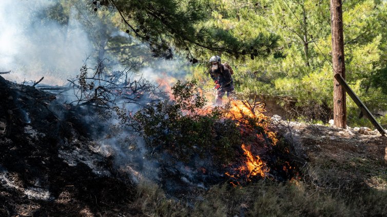 Трети ден гръцкият остров Хиос гори на пет фронта