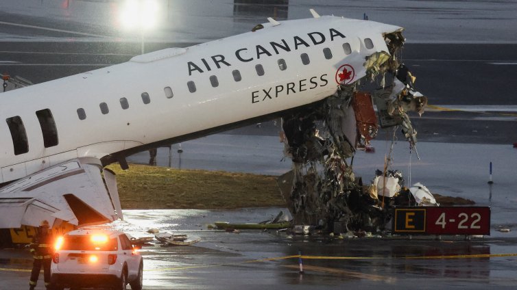 Изтече аудиозапис от катастрофата на ЛаГуардия, авиодиспечер "се е объркал"
