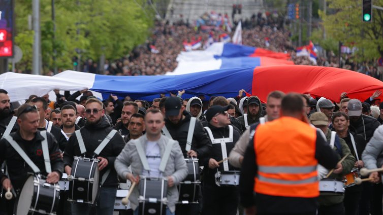 48 полицаи и 22 граждани са били ранени на протеста в Белград снощи