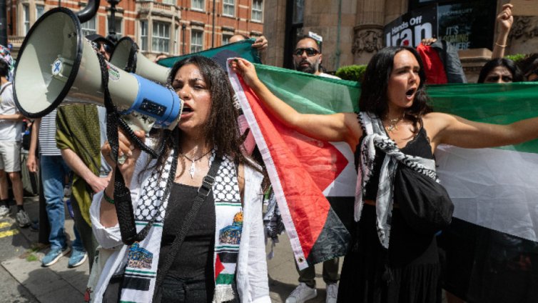 Сблъсък на пропалестински и израелски протестиращи в Лондон