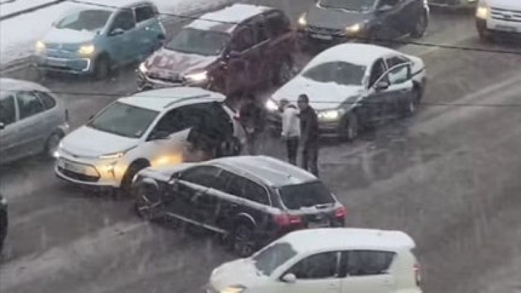 Правото на по-силния: Мъж нападна с бухалка друг шофьор, отказал му предимство ВИДЕО