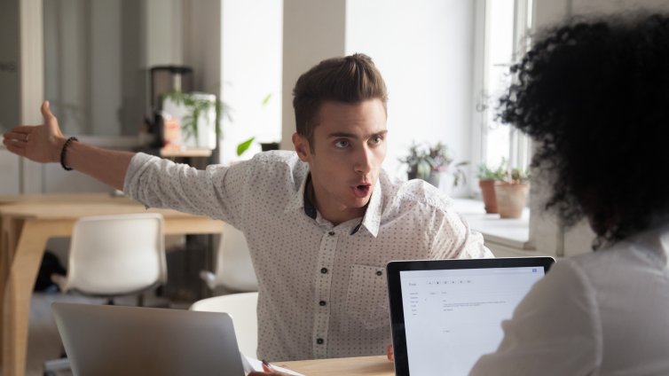 Как да стоите далеч от интриги в офиса?