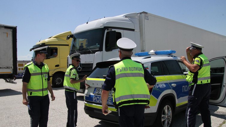 Бургаската полиция хвана камиони със зърно, претоварени с до 14 тона