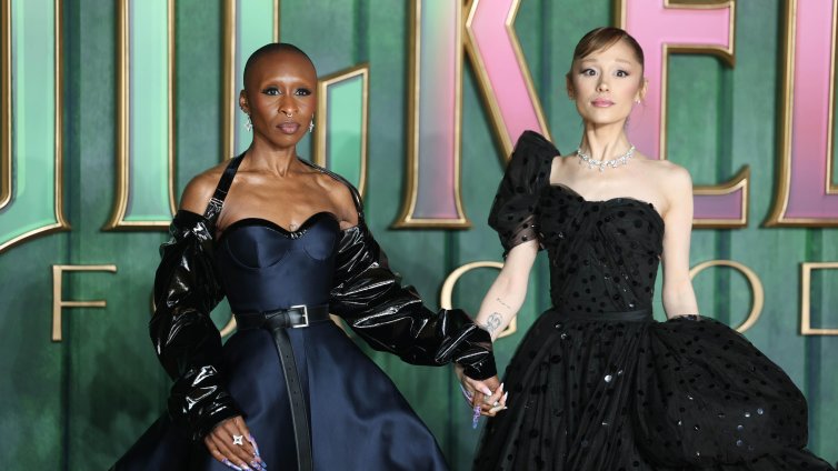 Фен връхлетя Ариана Гранде, охраната го изведе ВИДЕО