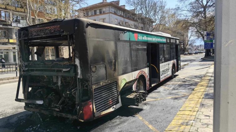 Автобус пламна и изгоря на пловдивска спирка