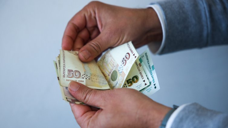 Средната брутна заплата скочи до 2572 лв. през второто тримесечие