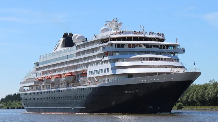 Баща скочи от круизен кораб, за да спаси дъщеря си