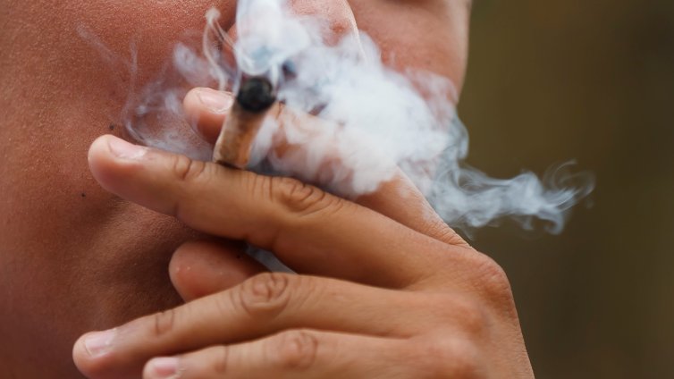 Мъж почина в Бургас &ndash; пушил цигара, напоена с упойка за коне и белина