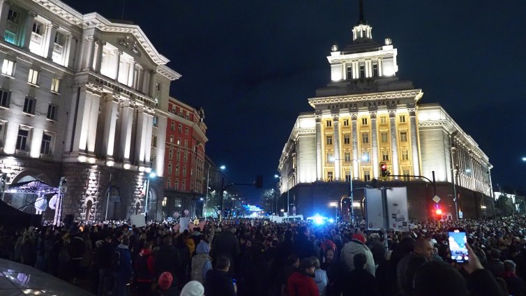 Бял автобус ядоса протестиращите край парламента, направиха жива верига около НС (СНИМКИ/ВИДЕО)