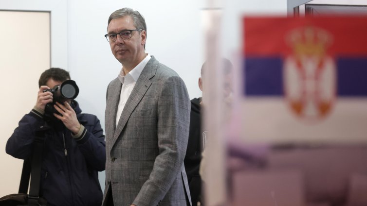 Вучич чака час и половина, за да гласува на парламентарни избори в Сърбия