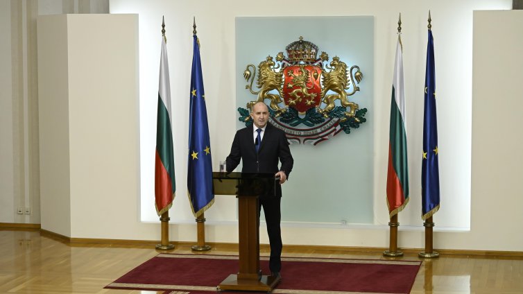 Румен Радев подаде оставката, КС решава кога сдава президентството 