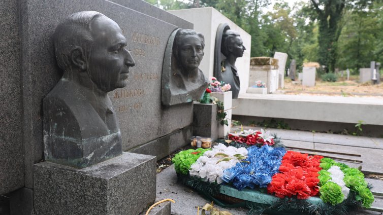 Гробът на Тодор Живков осъмна с венец с руското знаме СНИМКИ