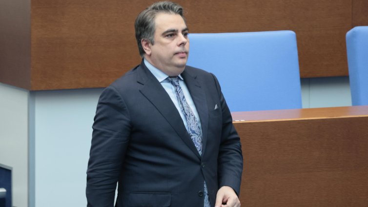 Асен Василев: Оттеглянето на &bdquo;Гънвор&ldquo; от сделката за "Лукойл" е силно притеснително