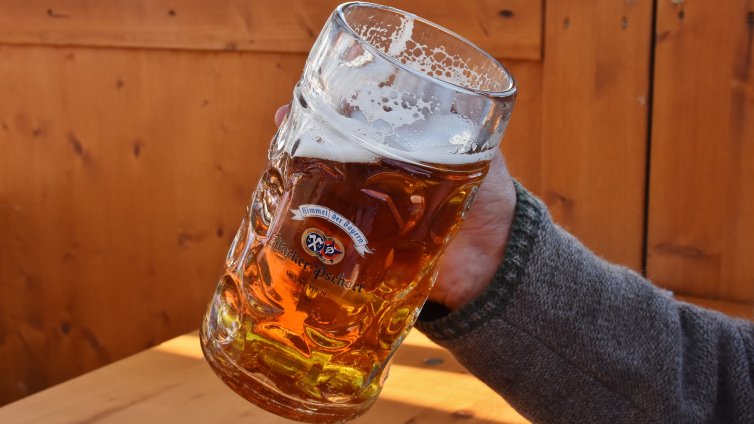 Риск от сърдечно-съдова смърт: 9% по-висок ако пием бира, 21% по-нисък ако консумираме вино