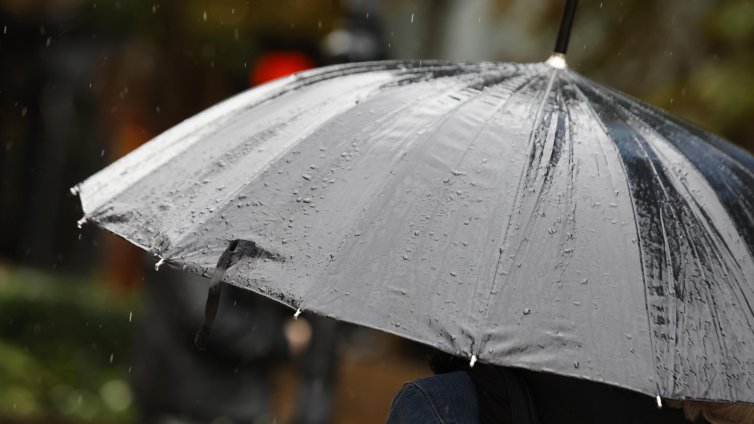 Червен код за валежи в три области, къде времето ще е опасно?