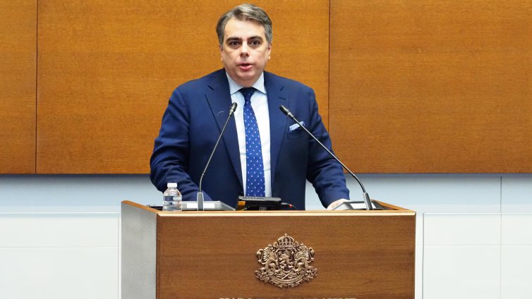 Асен Василев към Желязков: Подайте оставка, за да не се стигне до ексцесии