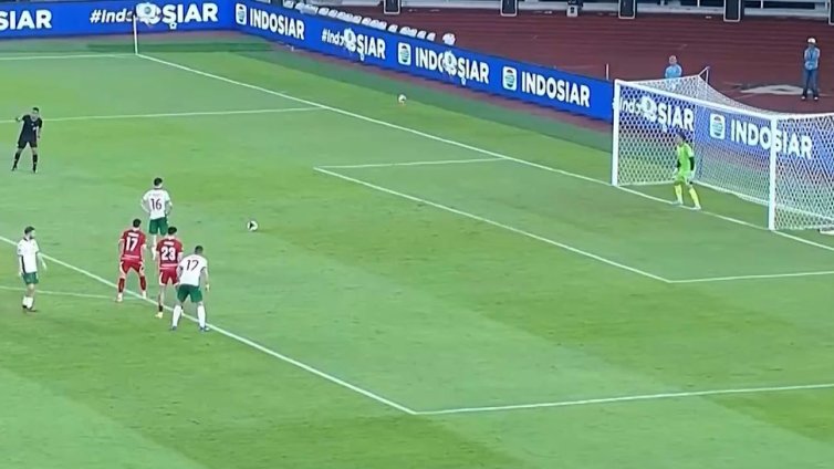 България би трудно Индонезия, дузпа и греди белязаха мача