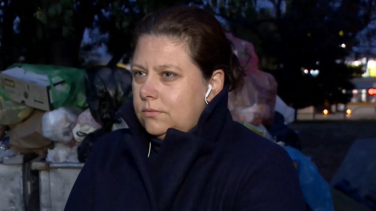 Гробари и затворници чистят "Красно село" заради кризата с боклука