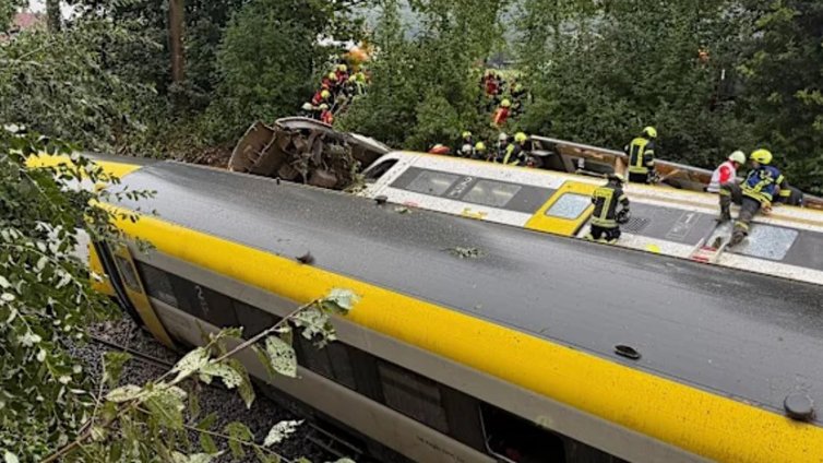 Най-малко трима загинаха при влакова катастрофа в Германия