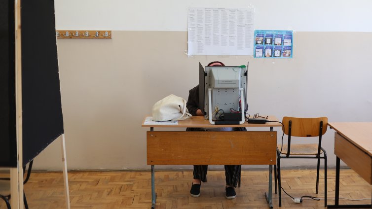 Галъп при избори днес: Радев начело с 29,8%, ГЕРБ - 19,6%,  ПП-ДБ &ndash; 11.0%