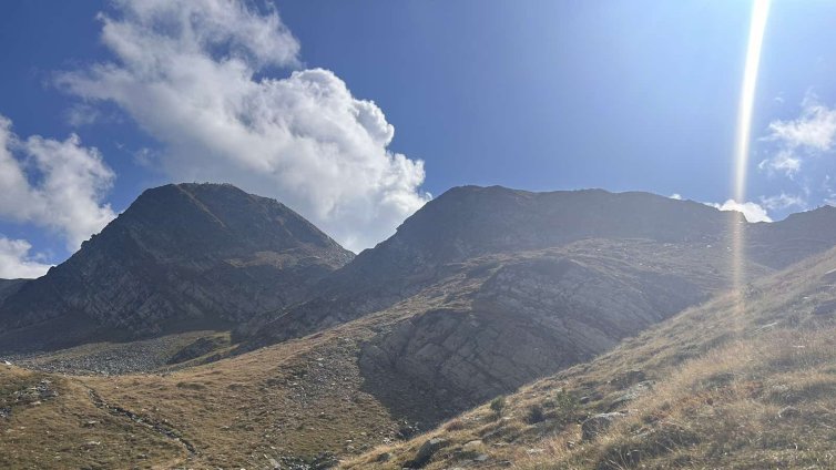 Малък самолет кацна аварийно в Пирин