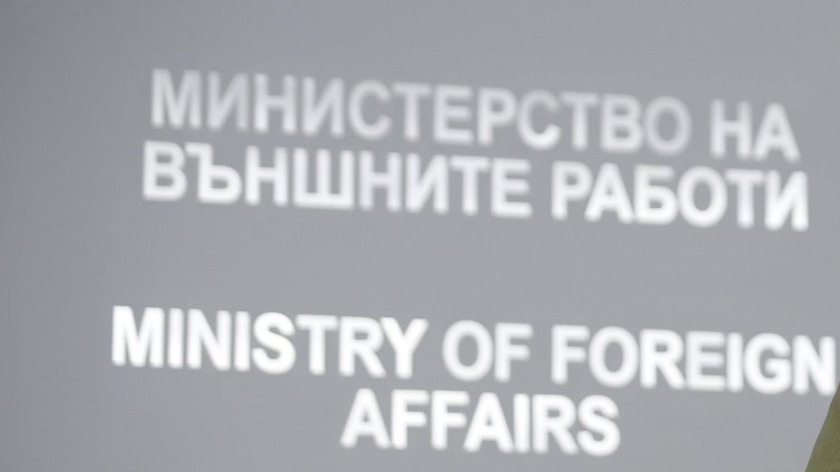 Българка е засегната от нарушенията на полетите след изригването на Анак Кракатау