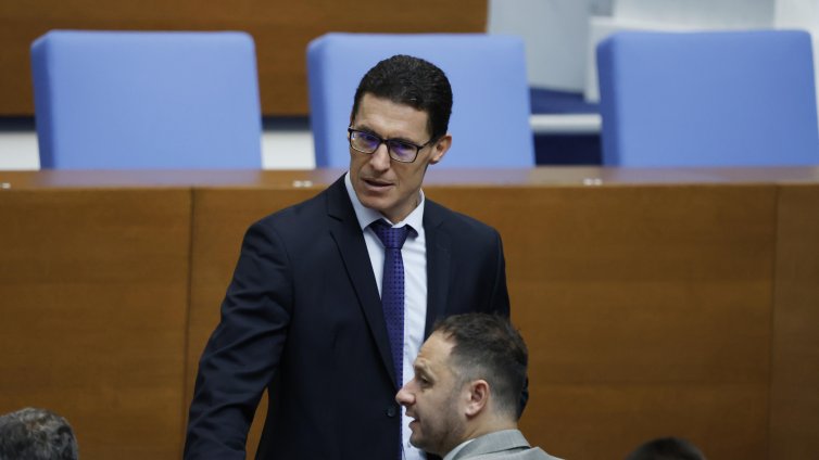 Проданов остро: Г-жо Петкова, това, че сте си глътнали корема за снимка, не ви прави модел ВИДЕО