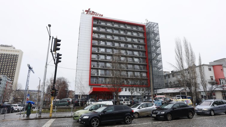 Момчето, паднало от парапет, е в изключително тежко състояние