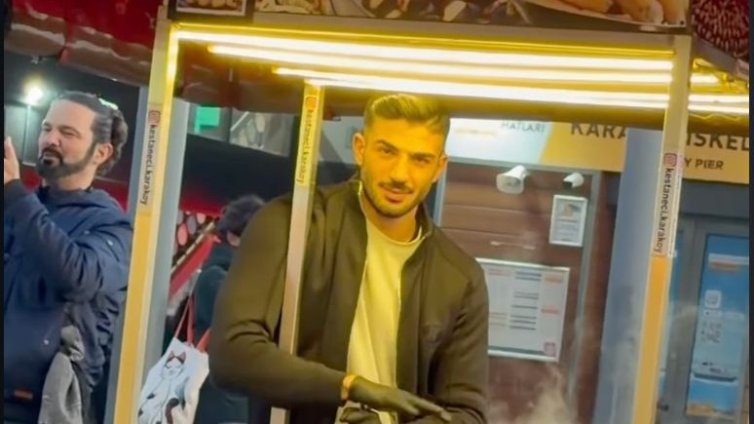 Туристи полудяват по красив продавач на царевица в Истанбул: Трябва да го сложат на билборд! ВИДЕО
