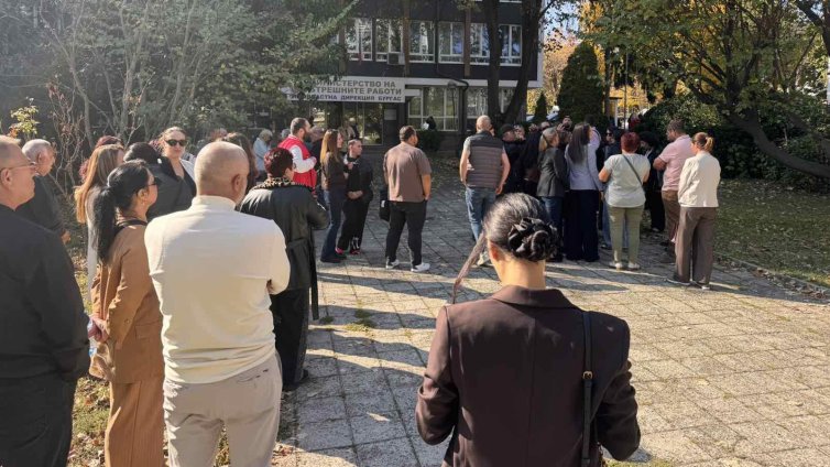 Близки на задържания кмет на Сунгурларе Димитър Гавазов на протест в Бургас