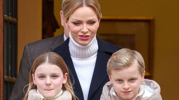 Принцеса Шарлийн от Монако си пусна дълга коса, след като 15 години ходеше с къси прически