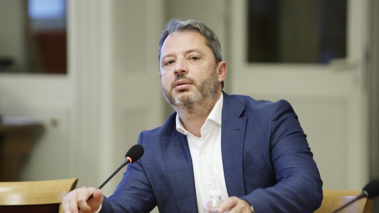 Делян Добрев към ПП: Препоръчвам ви рев, тръшкане и сръбска музика