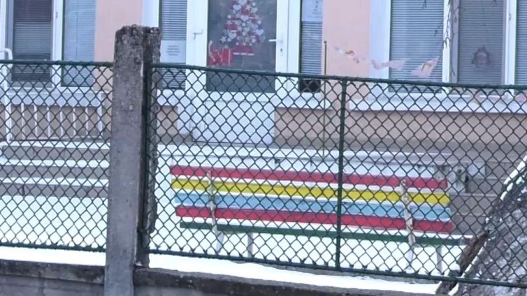 Кола се вряза в оградата на детска градина във Велико Търново