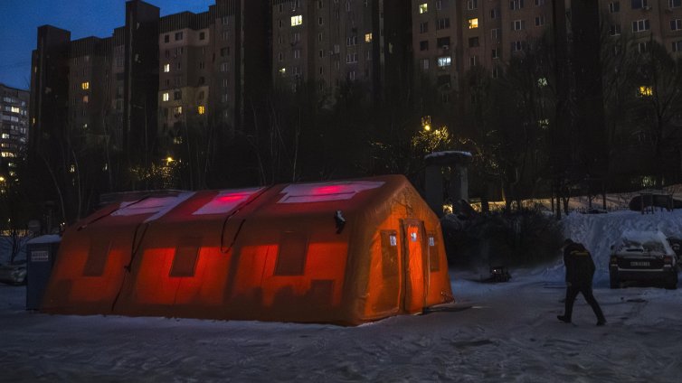 Руски удари по Киев с дронове и ракети, части от града са без ток и вода