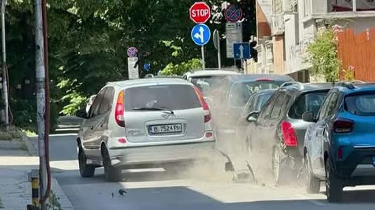 Като сцена на филм от ужасите във Варна: Пиян блъсна паркирани коли и извади пистолет
