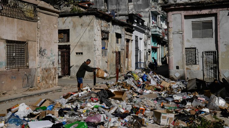 Гниеща храна, кашони и рояци мухи - кризата с боклука в Куба се задълбочава СНИМКИ