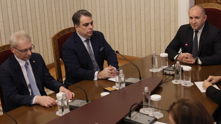 ПП-ДБ към Радев: С президента или с конкурента разговаряме? 