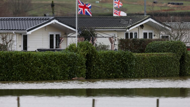Тежки наводнения в Англия, издадени бяха над 200 предупреждения