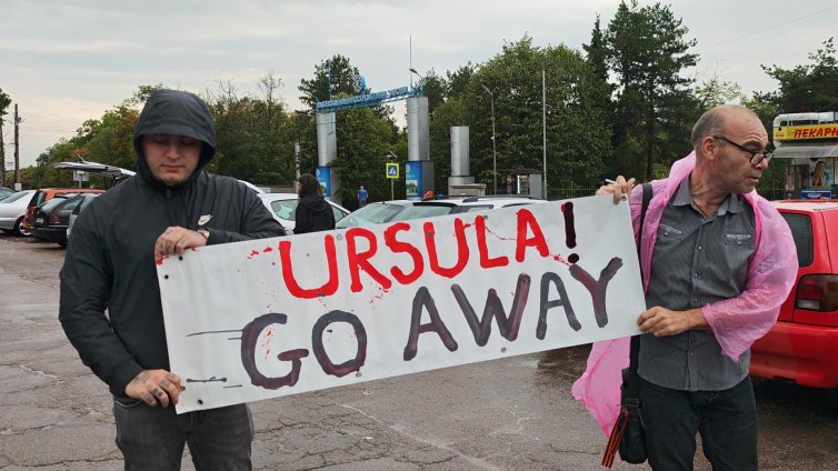 В кадър: Привърженици на "Възраждане" вдигнаха плакати "Махай се, Урсула" пред ВМЗ-Сопот