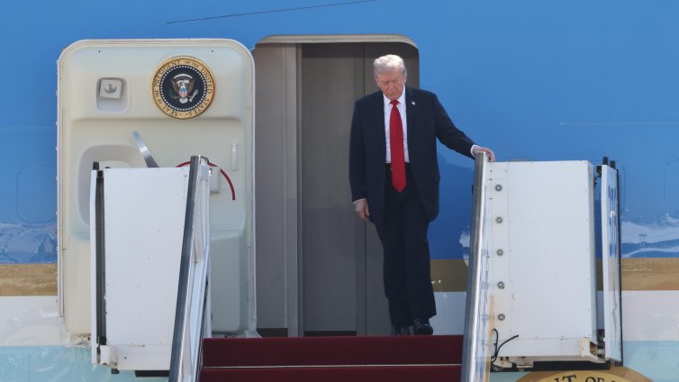 Червен килим за Доналд Тръмп при пристигането му в Израел СНИМКИ