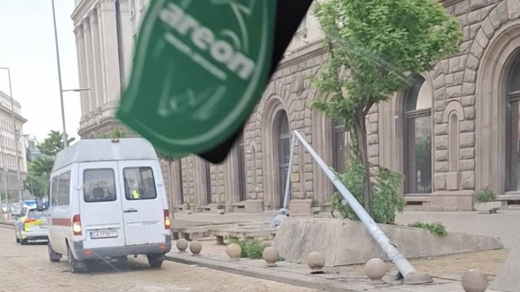 Бус на &ldquo;Пирогов&rdquo; катастрофира пред Президентството