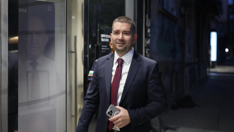 Слави Василев: Мига червена лампа, реалният дефицит не е 3%