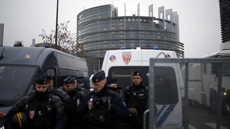 Мъж се опита да взриви самоделна бомба пред клон америшканска банка  в Париж 