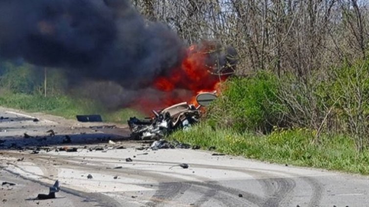 Челен удар между кола и камион край Нови хан, автомобилът и водачът са изгорели